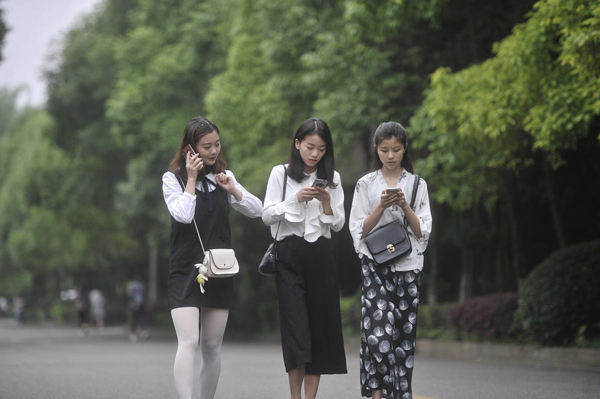 重庆3名女大学生为同学提供叫早服务 被称为“叫早女神团”